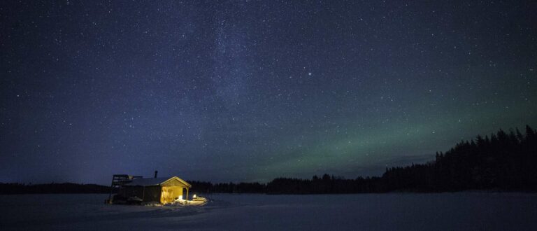 Nordlichter Aurora Camp Sauna auf gefrorenen See