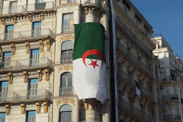 Algerien Flagge an Hauswand in Algier